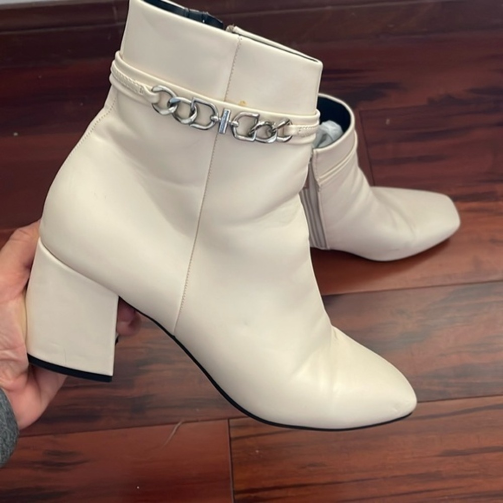 UNISA UNVERA2 cream chain bootie size 9